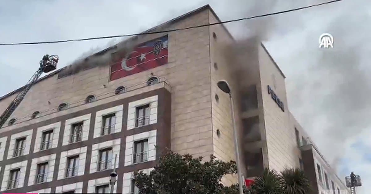 Merter Polisevi'nde yangın çıkışı