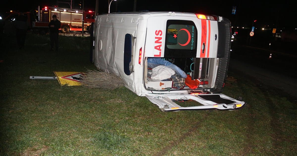 Manisa'da Ambulans ile Otomobil Çarpıştı: 5 Yaralı