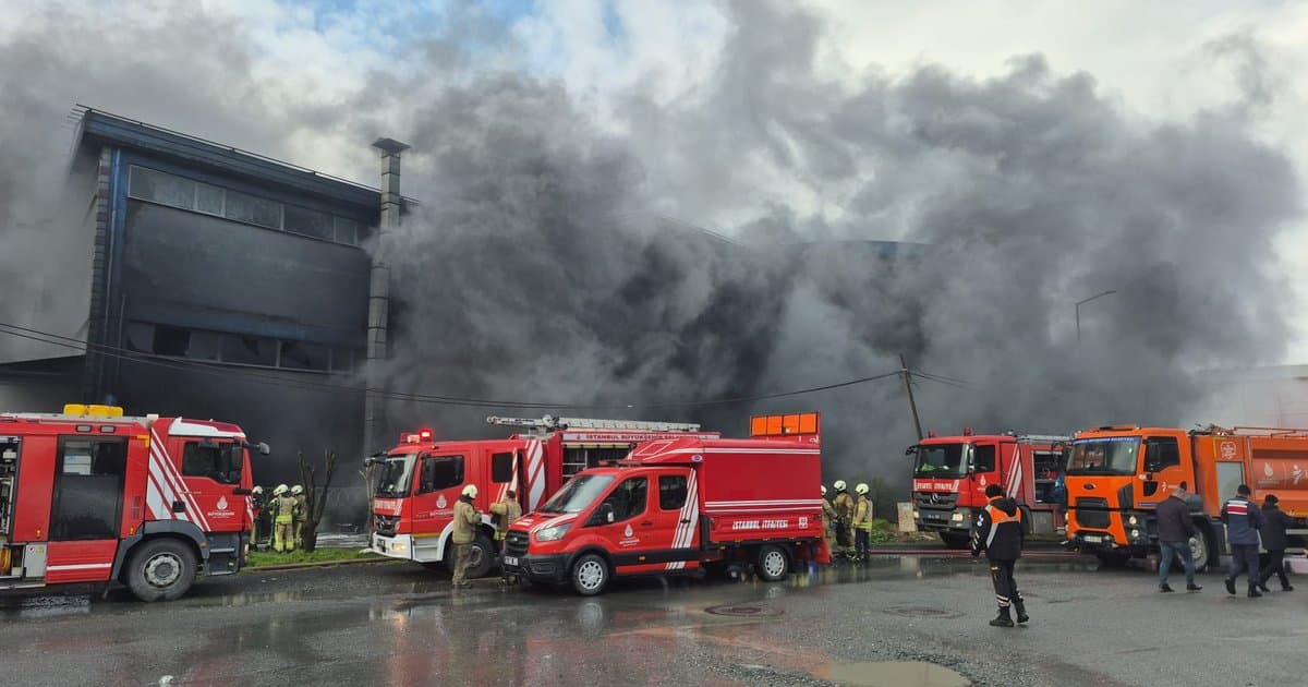 İstanbul Silivri'de kozmetik fabrikasında yangın
