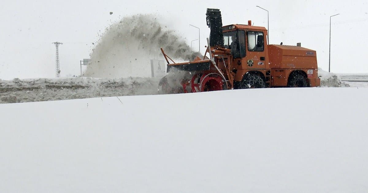 Kars'ta 77 köy yolu kar nedeniyle ulaşıma kapandı