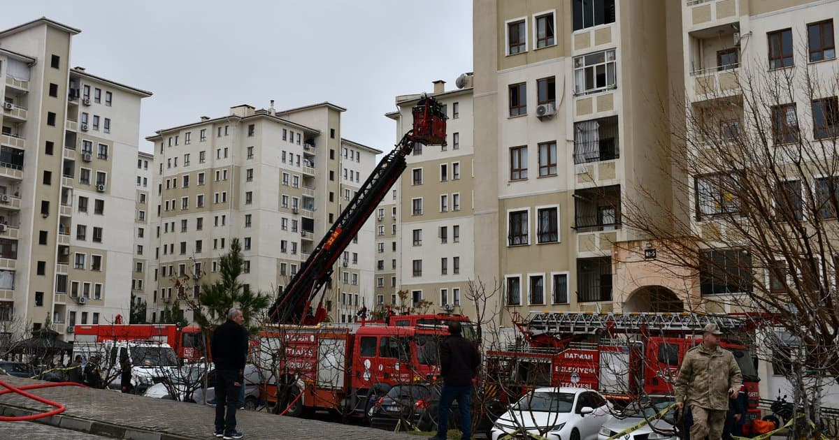 Batman'da 10 katlı binada yangın paniği