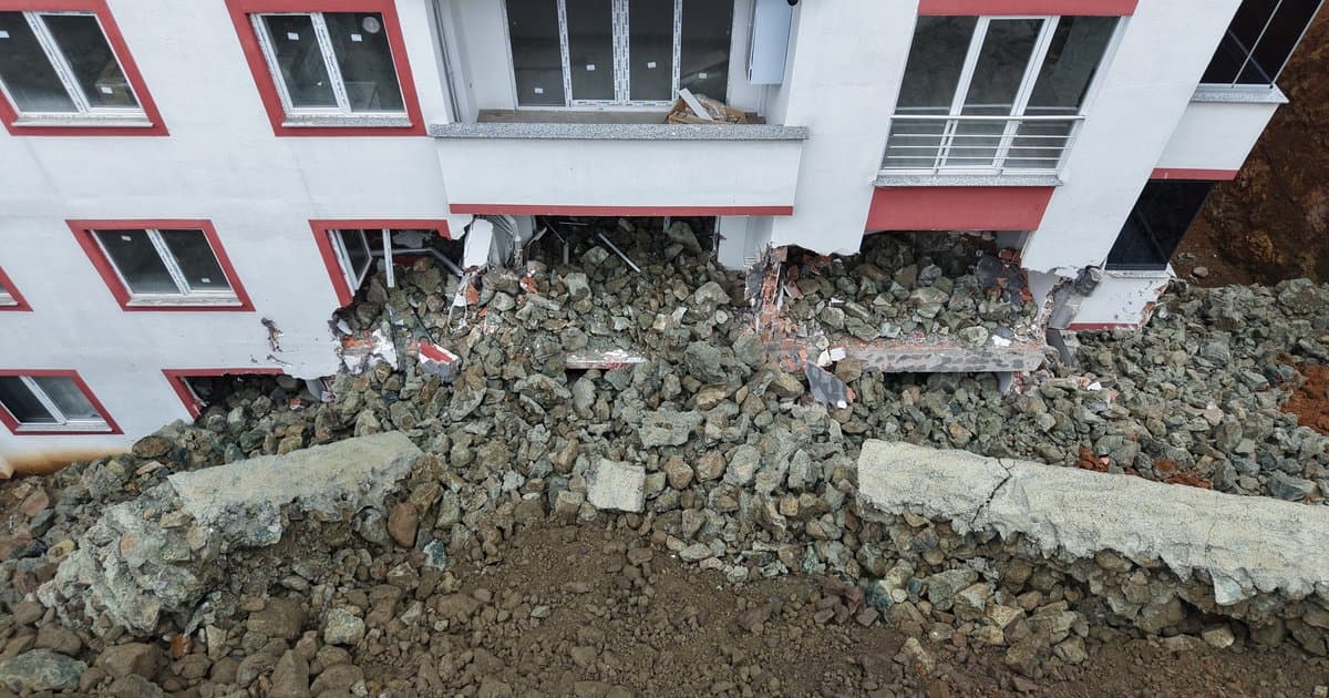 Trabzon'da istinat duvarı çöktü: 9 katlı binada hasar