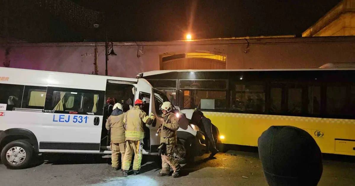 İETT otobüsü ile servis minibüsü kafa kafaya çarpıştı