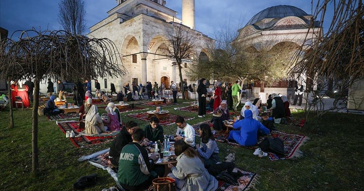 Bosna Hersek'te Ferhadiye Camisi'nde iftar sofrası