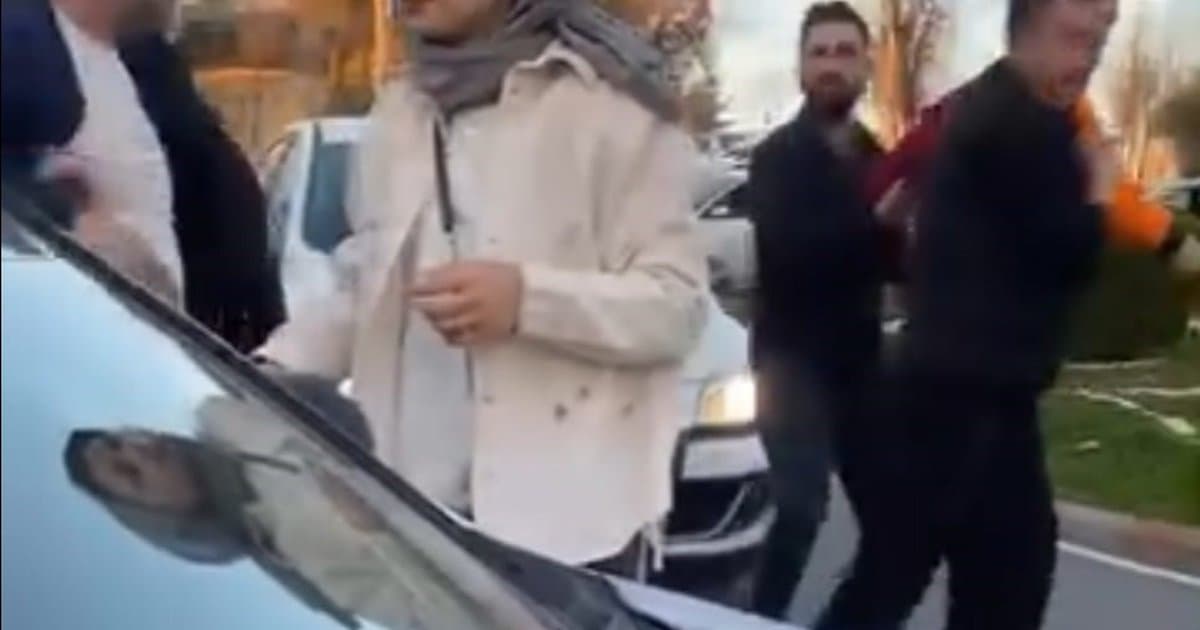 Kavga eden sürücülerden çocuklar çığlık attı