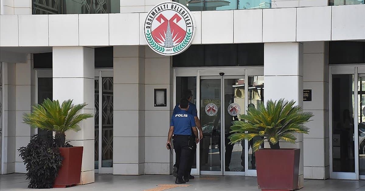 Döşemealtı Belediyesi'ne operasyon: 22 gözaltı