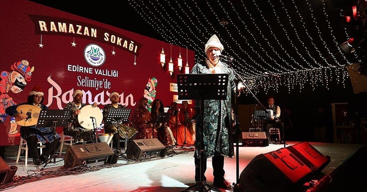Edirne'de Selimiye Meydanı'nda Karagöz Musikisi konseri