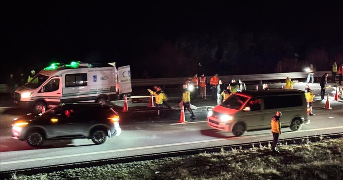 Anadolu Otoyolu'nda otobüs-çekici çarpışması: 1 ölü, 15 yaralı