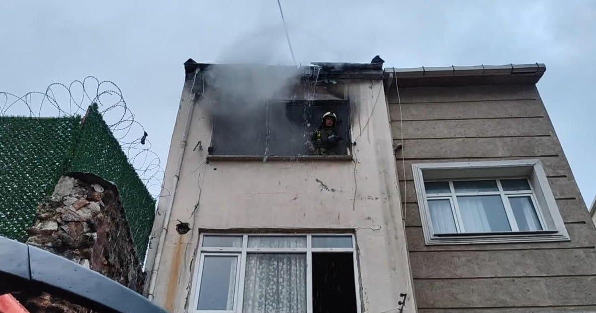 Fatih'te 2 katlı binada yangın; 1 ölü