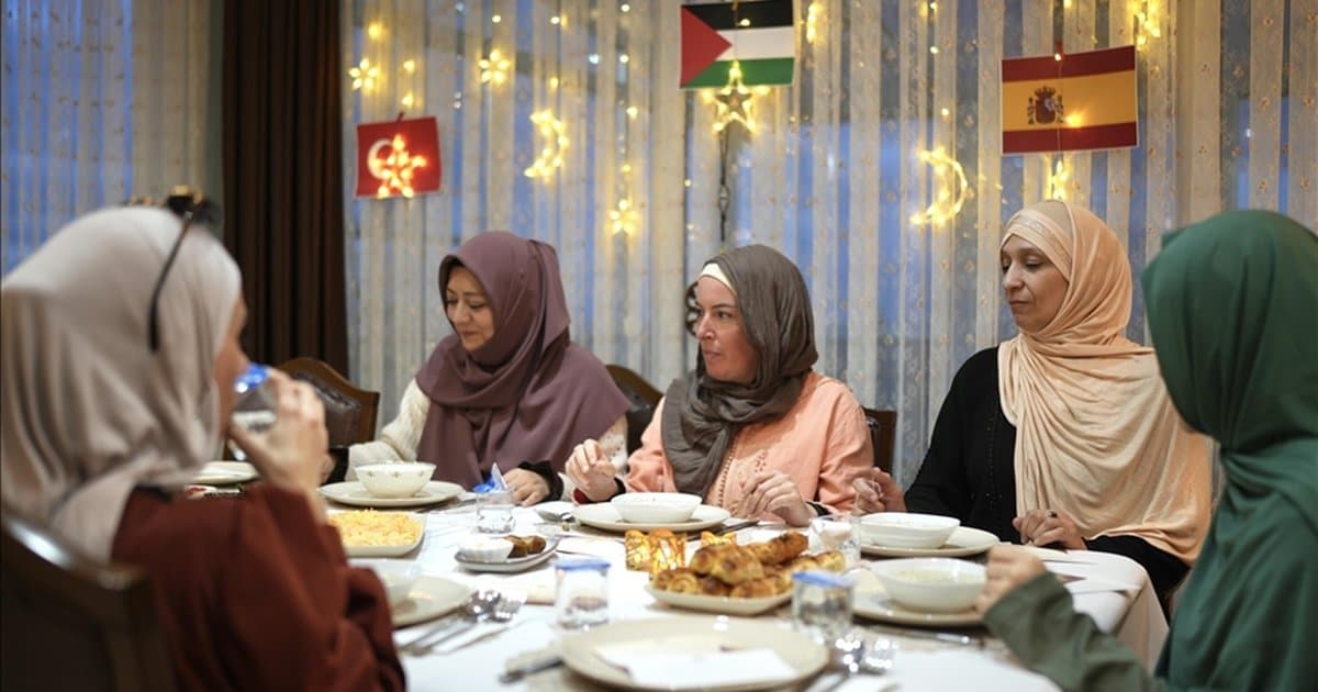 İspanyol ve Güney Amerikalı Müslümanlar Türk ailenin iftar sofrasında