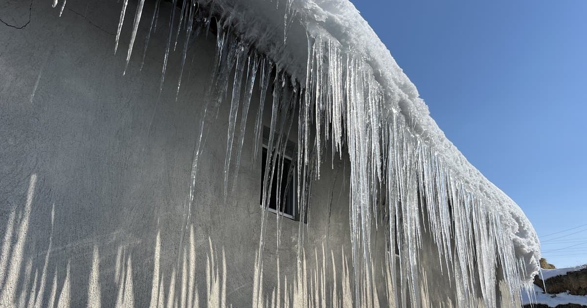 Kars'ta dondurucu soğuk: Çatılarda 3 metrelik buz sarkıtları