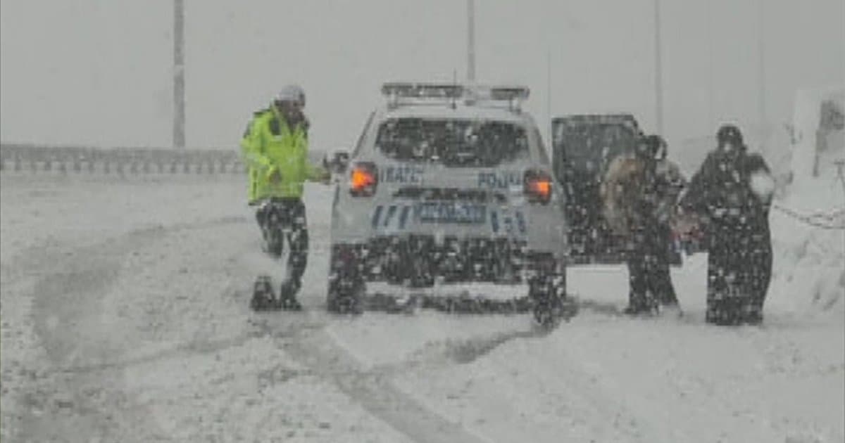 Hakkari'de kar nedeniyle yolda kalan aileye trafik desteği
