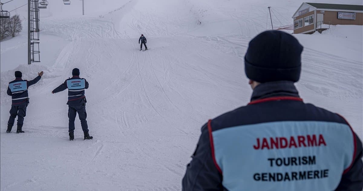 JAK ve turizm jandarması Palandöken'de kayak güvenliği için çalışıyor