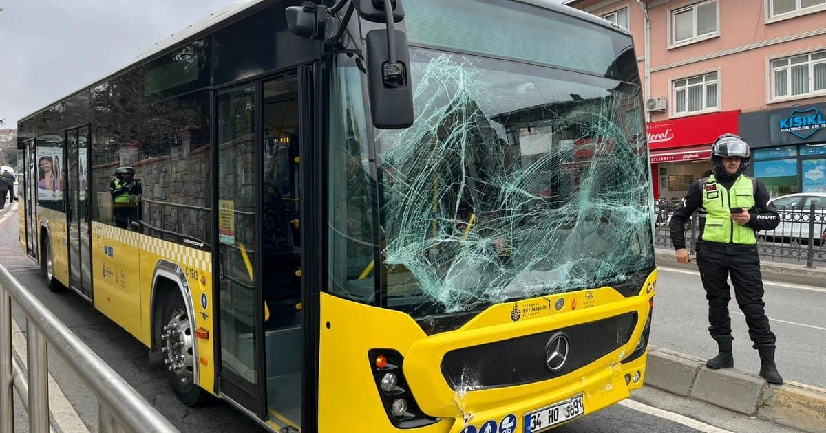 Üsküdar'da İETT Otobüsleri Çarpıştı