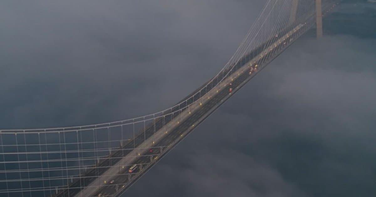 İstanbul'da yoğun sis: Köprü gözden kayboldu