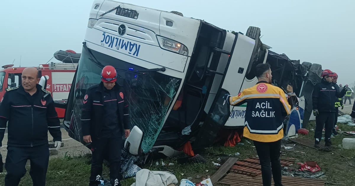 Adana'da yolcu otobüsü devrildi: 2 ölü, 19 yaralı