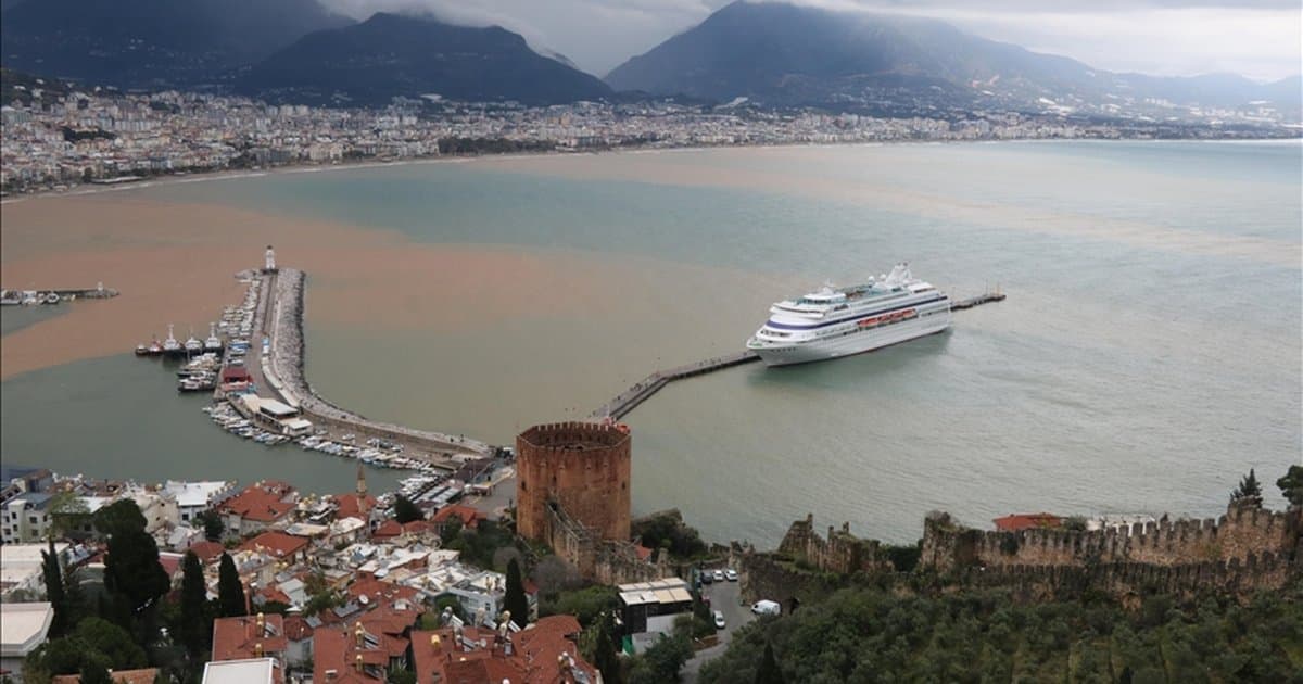 Alanya'da sağanak sonrası deniz rengi değişti
