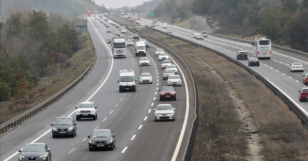 Bayram dönüşü Anadolu Otoyolu'nda yoğunluk