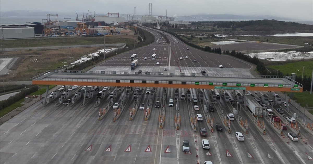 Bayramda otoyol ve köprülerden 12,3 milyon araç geçti