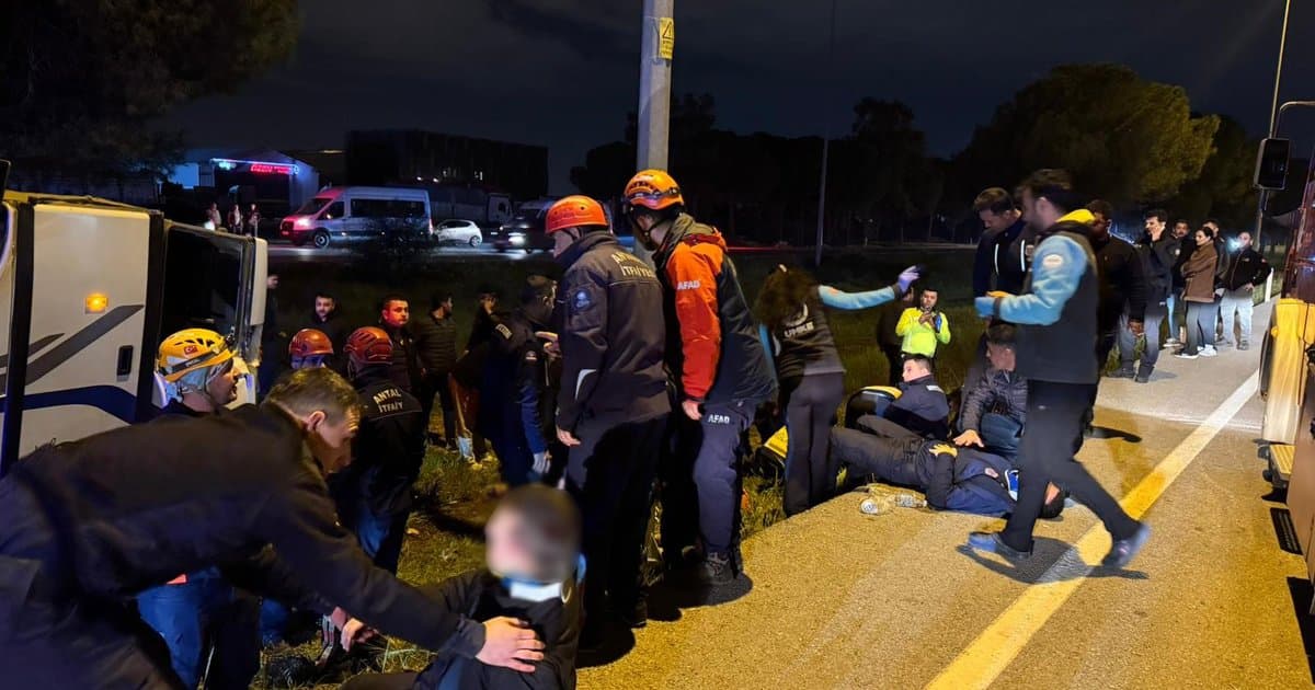 Antalya'da cezaevi servis aracı devrildi: 16 yaralı