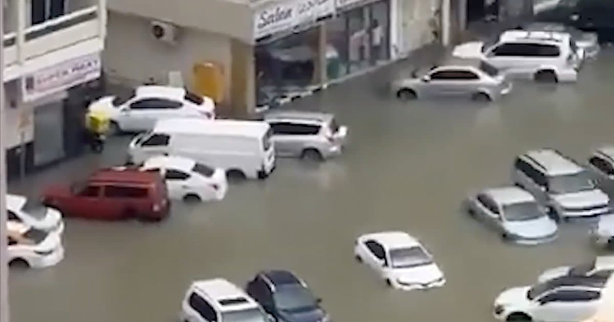 BAE'nin Şarika kentinde şiddetli yağışlar sele dönüştü