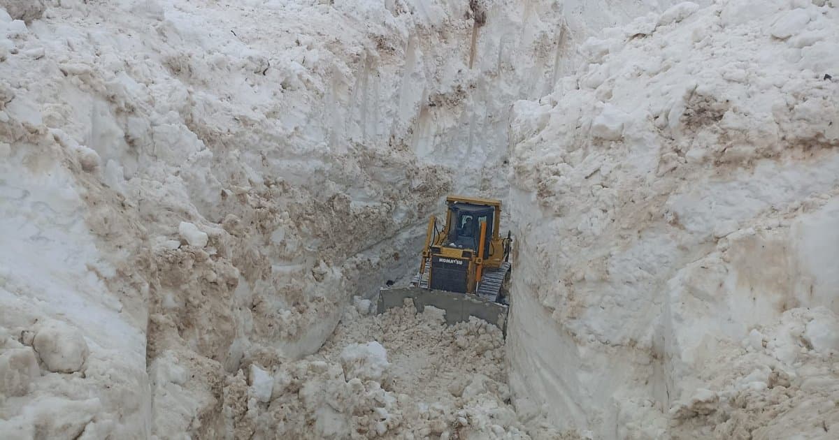 Yüksekova'da 8 metrelik kar tünelleri