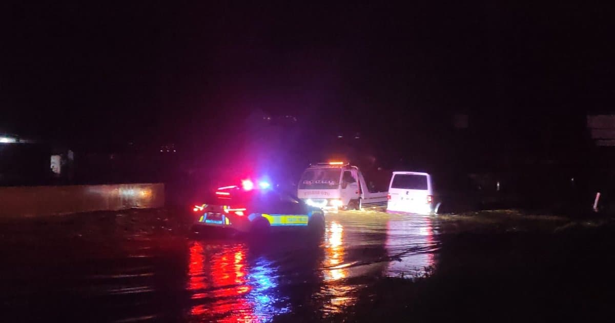 İzmir'de sel: Karayolu suyla kaplandı