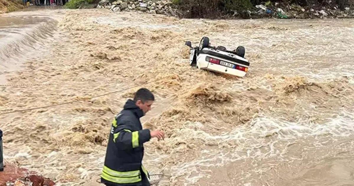 Muğla'da sel suları otomobilı sürükledi: 1 ölü, 1 yaralı