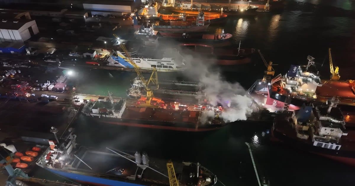 İstanbul Tuzla'da 120 metrelik gemide yangın