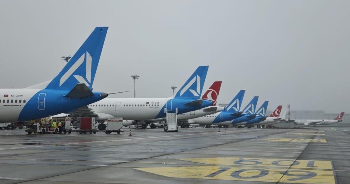 Sabiha Gökçen'de sağanak engeli: 51 uçak rota değiştirdi