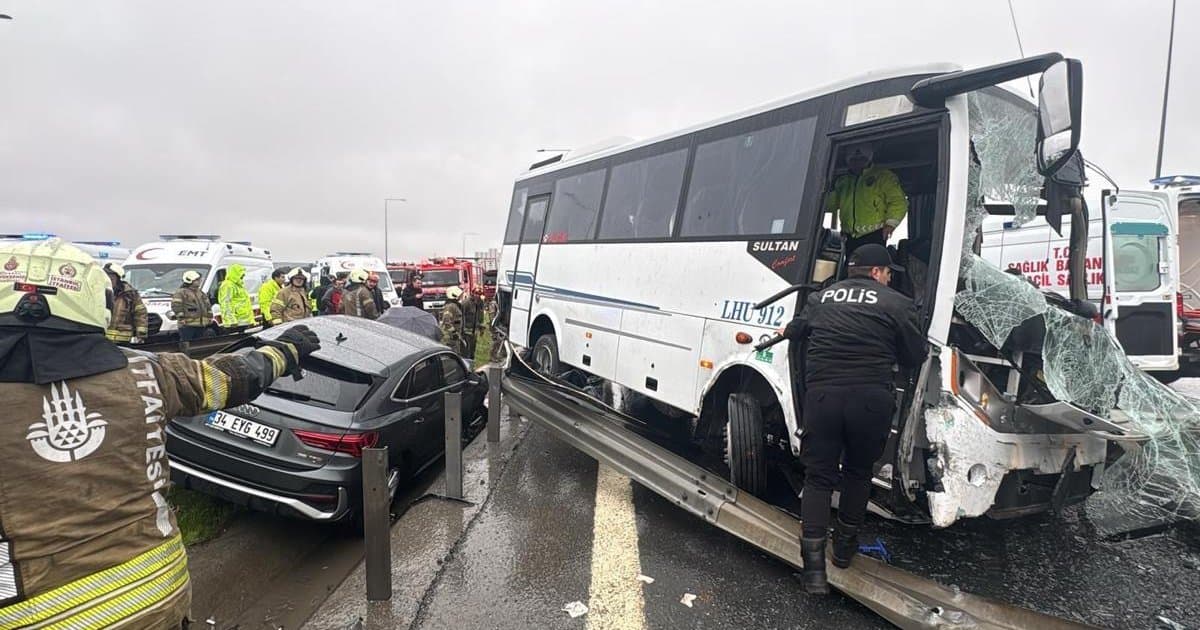 İstanbul'da polis servis aracı kazası: 1 şehit, 16 yaralı