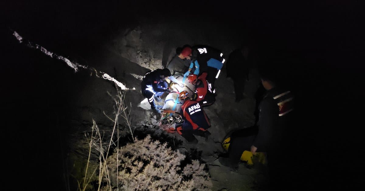 Mantar toplarken uçuruma düşen kişi 5 saatte kurtarıldı