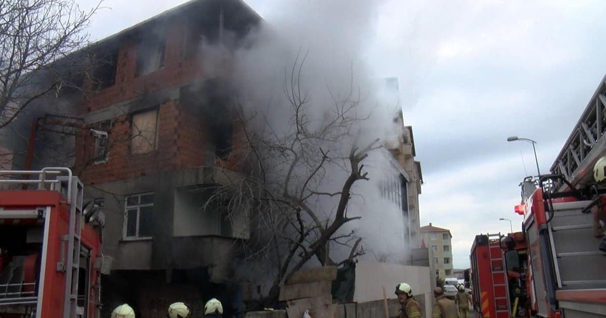 Ataşehir'de 3 katlı binada yangın çıktı