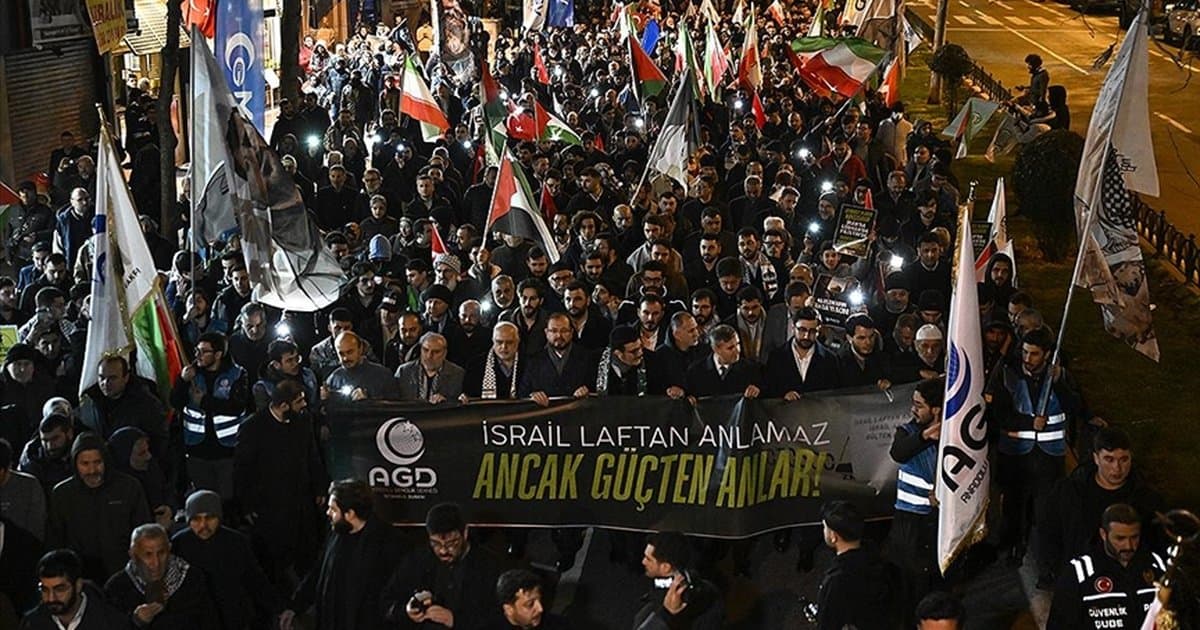 Anadolu Gençlik Derneği Fatih'te ABD ve İsrail'i protesto etti