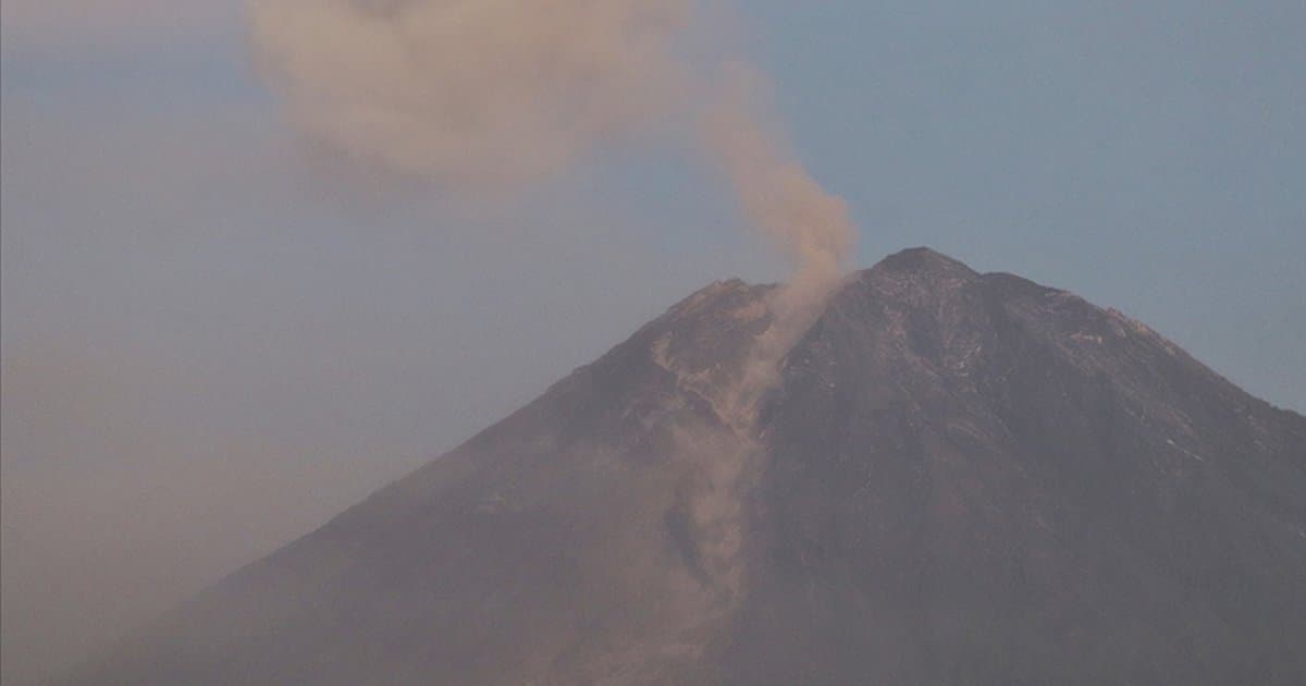 Endonezya'da Semeru Yanardağı 4 kez patladı