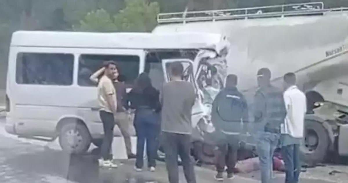 Isparta-Antalya karayolunda tır ile minibüs çarpıştı: 7 ölü