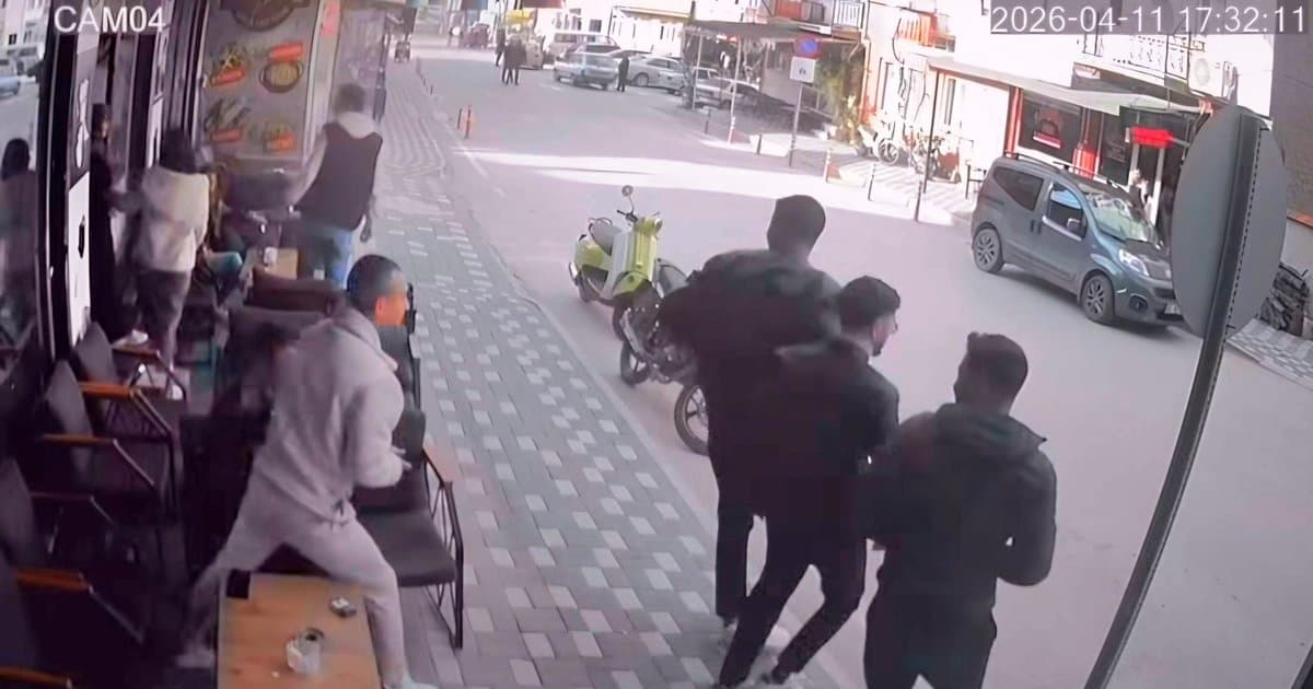 Simav'da 4.8 büyüklüğünde deprem anı kamerada