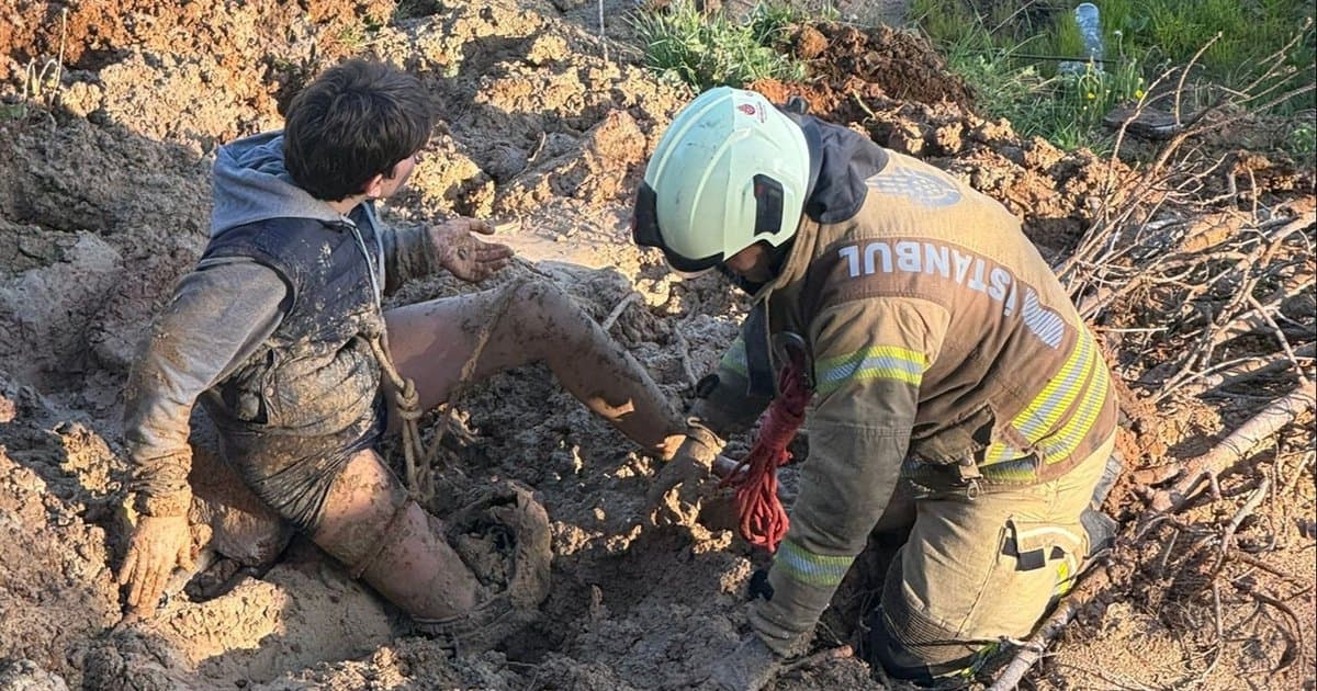 Çocuk çamura saplandı, polis imdadına yetişti