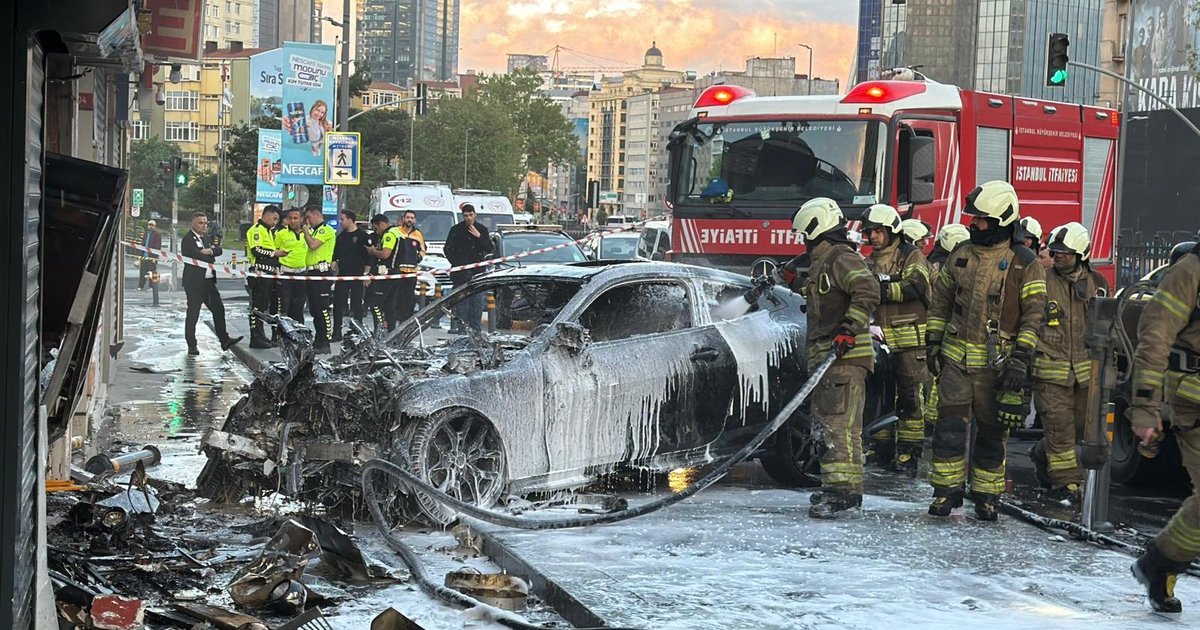 Şişli'de otomobil iş yerine girdi, yangın çıktı