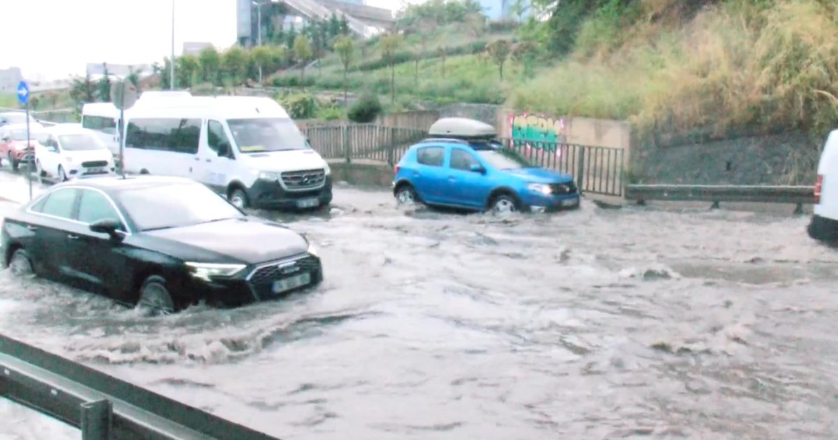 İstanbul'u sağanak vurdu: Yollar göle döndü