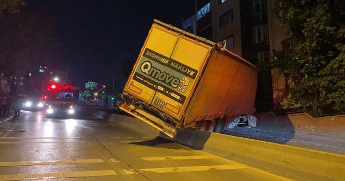 Küçükçekmece'de TIR Kazası