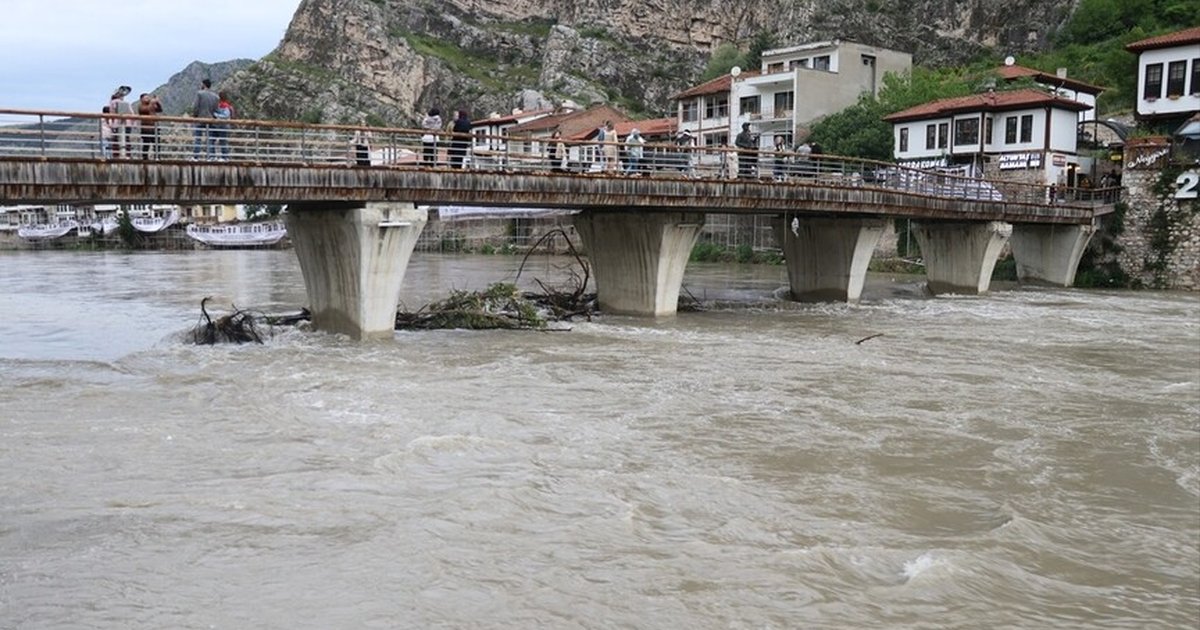 Amasya'da sağanak Yeşilırmak'ı yükseltti