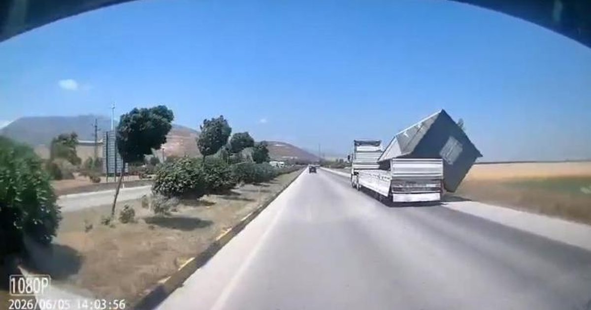 Hatay'da TIR'ın konteyneri fırtınada düştü