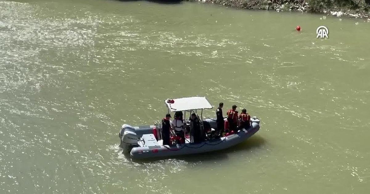 Artvin'de Çoruh Nehri'nde kaybolan baba-oğul aranıyor