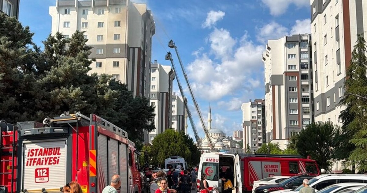 Küçükçekmece'de binanın çatısında yangın: 10 yaralı
