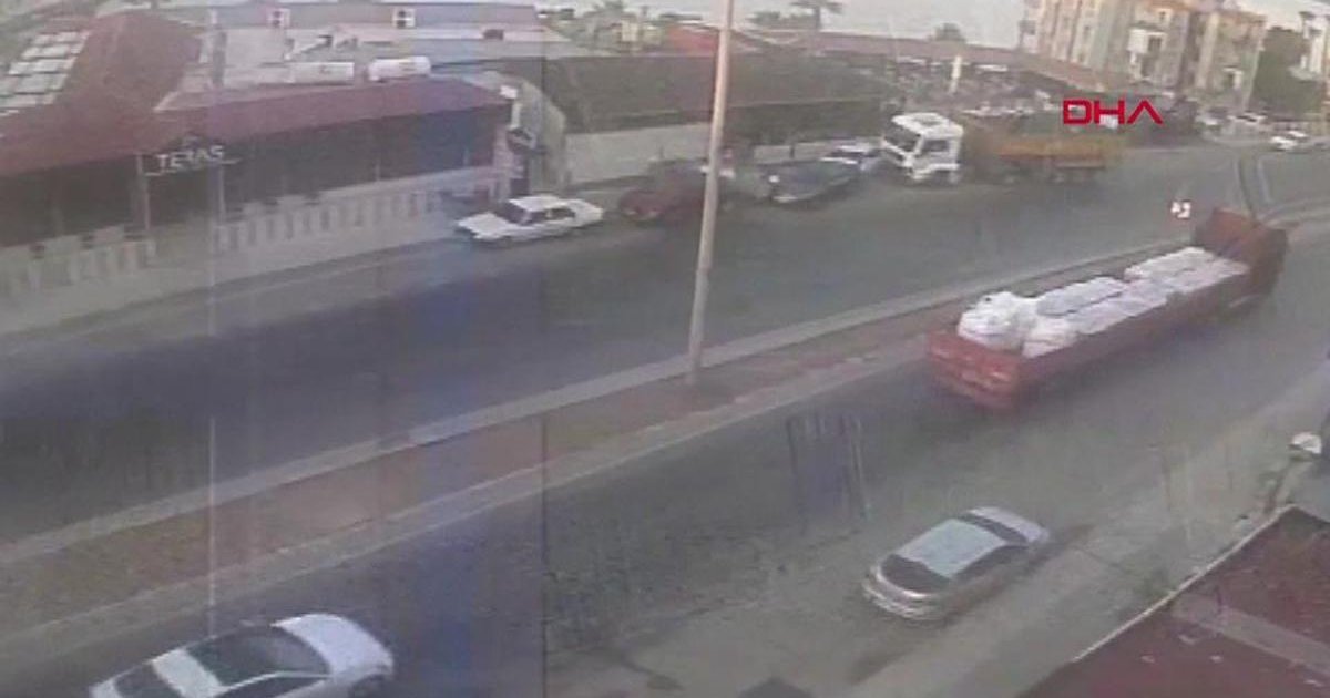 Mersin'de kontrolden çıkan kamyon kaza yaptı