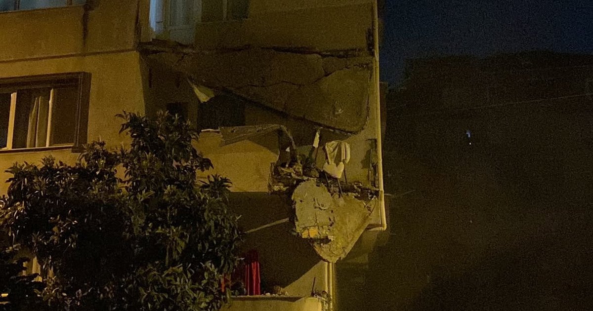 Küçükçekmece'de balkon çökmesi: Bina tahliye edildi