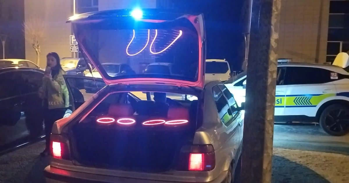 Yüksek sesle seyreden sürücüye ceza, araç trafikten men edildi