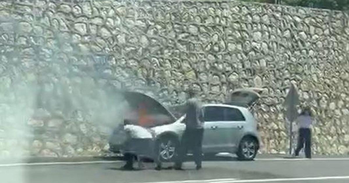 Mersin'de seyir halindeki otomobilde yangın çıktı