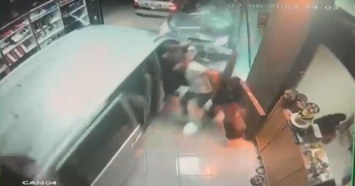 Trabzon'da otomobil oto aksesuar dükkanına daldı